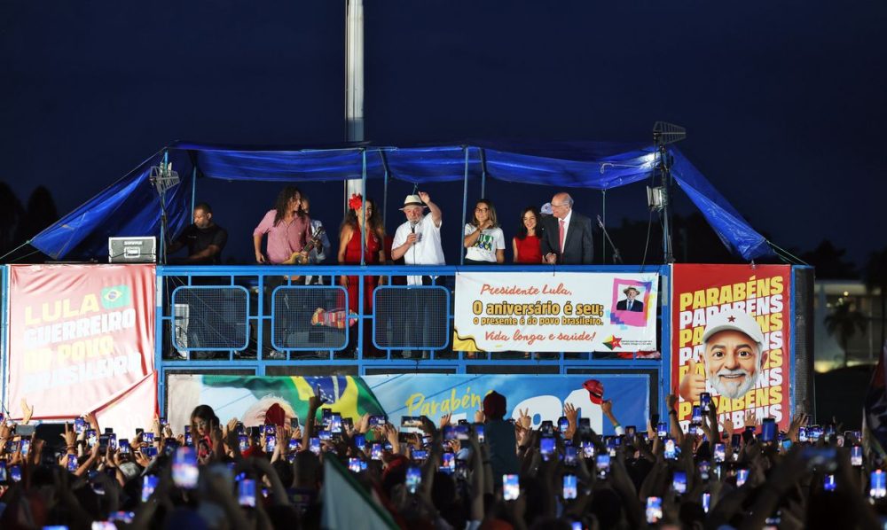 “Ato vergonhoso”, diz Lula sobre fuga de Flávio Bolsonaro Imagem referente a “Ato vergonhoso”, diz Lula sobre fuga de Flávio Bolsonaro