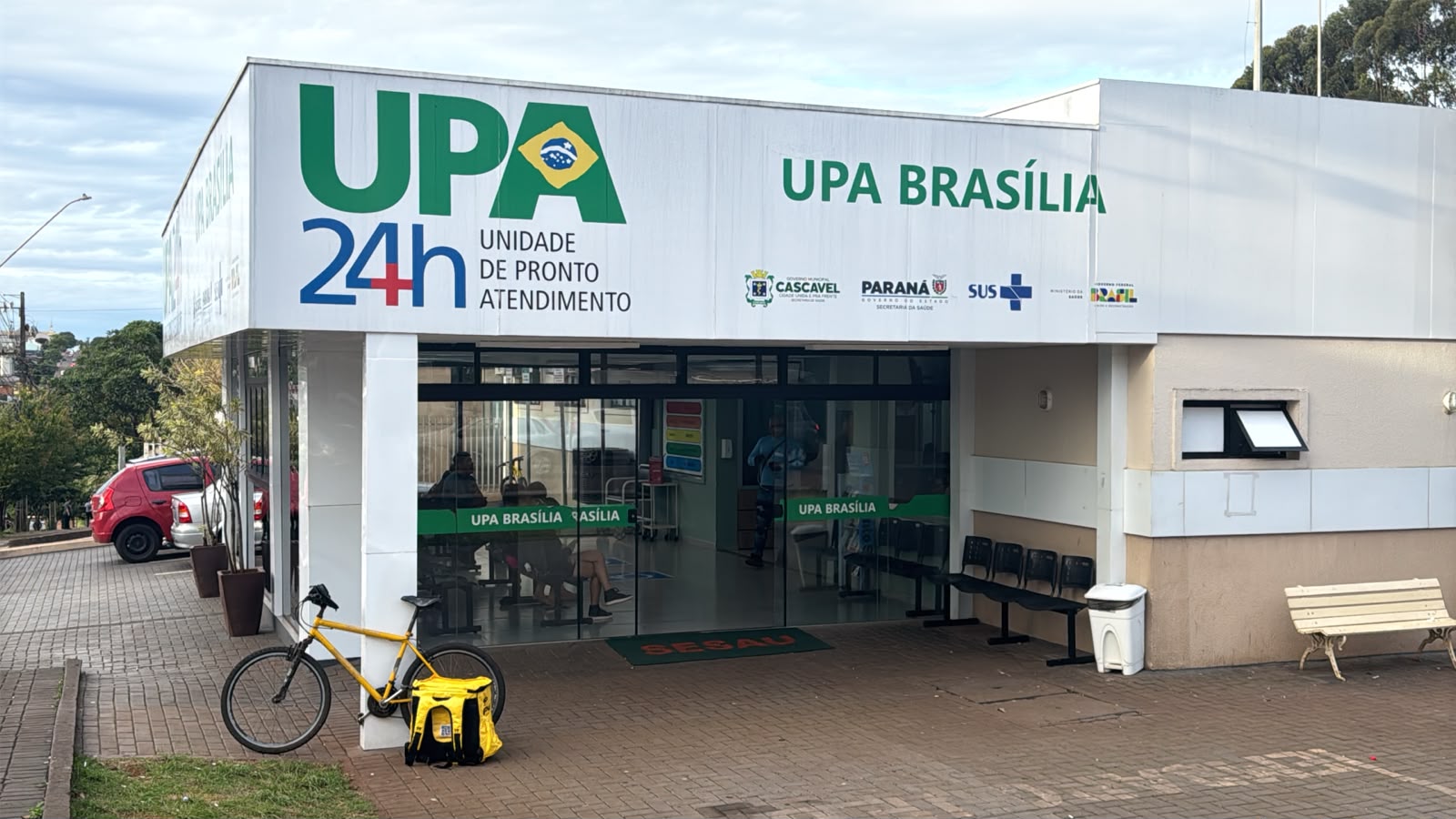 Jovem bate moto elétrica contra pilar e sofre ferimentos no rosto no Brasmadeira
