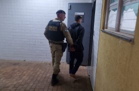 Equipe do Choque prende homem com mandado de prisão no Bairro Cancelli, em Cascavel