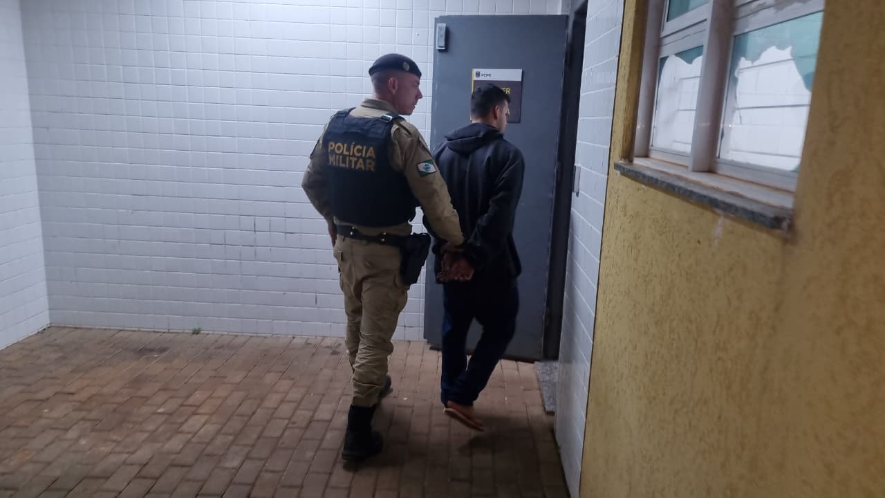 Equipe do Choque prende homem com mandado de prisão no Bairro Cancelli, em Cascavel