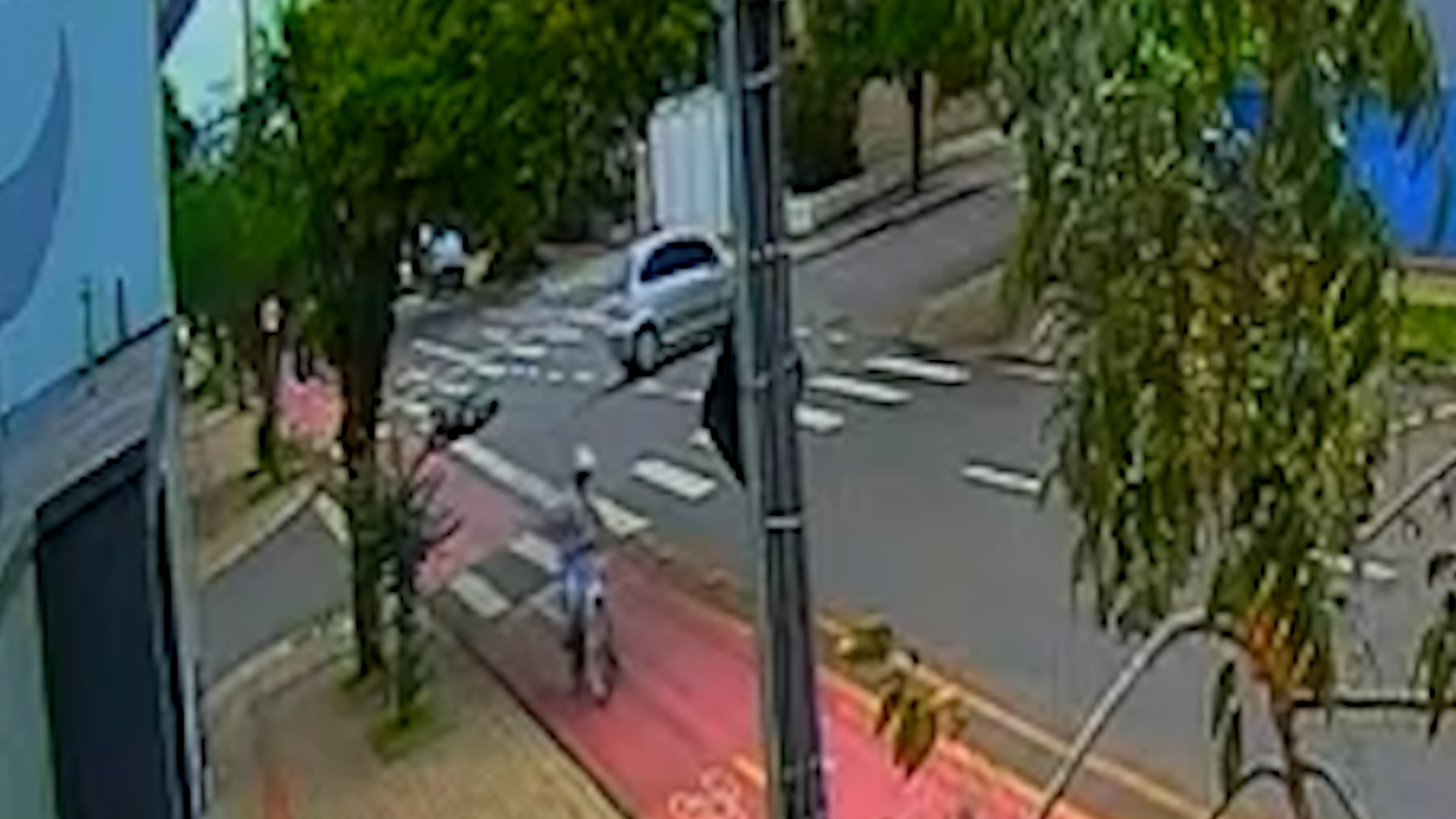 Câmera de segurança registra acidente com moto elétrica no Bairro Brasmadeira em Cascavel