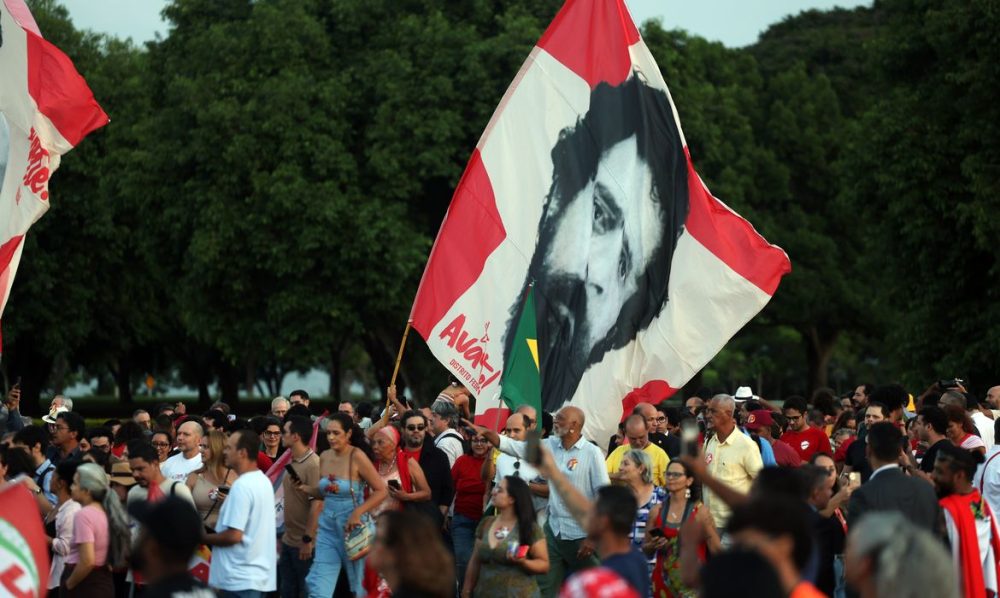 Imagem referente a Lula e eleitores idosos se emocionam em “festa de aniversário”