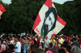 Lula e eleitores idosos se emocionam em “festa de aniversário” Lula e eleitores idosos se emocionam em “festa de aniversário”