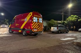 Após colisão em cruzamento, Sandero atinge árvore no bairro Neva Após colisão em cruzamento, Sandero atinge árvore no bairro Neva