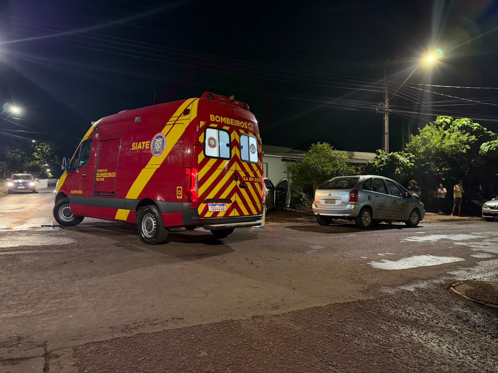Após colisão em cruzamento, Sandero atinge árvore no bairro Neva