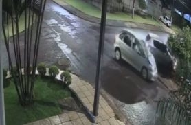 Câmera flagra colisão entre carros e Sandero atingindo árvore no bairro Neva Câmera flagra colisão entre carros e Sandero atingindo árvore no bairro Neva