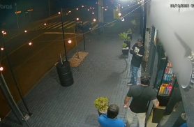 Imagens mostram suspeitos de tentativa de assalto que terminou com homem esfaqueado no bairro Floresta
