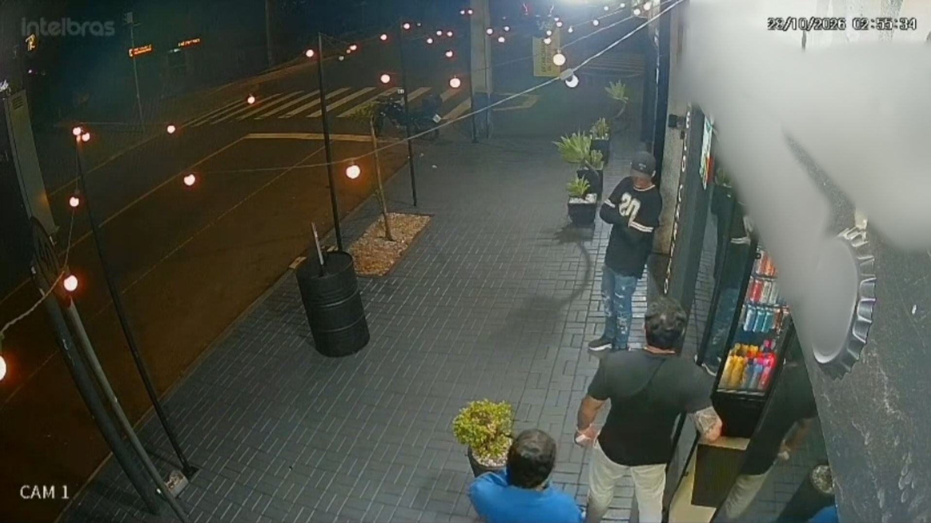Imagens mostram suspeitos de tentativa de assalto que terminou com homem esfaqueado no bairro Floresta