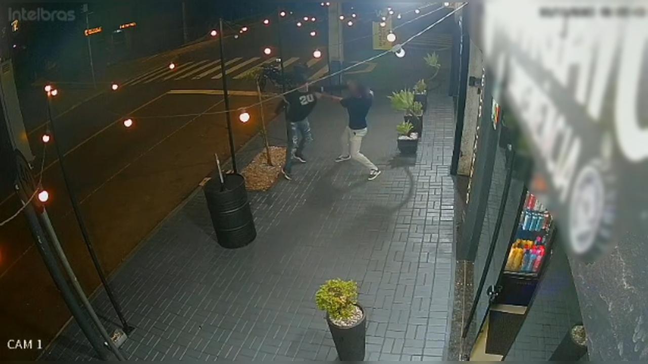 Vídeo sem cortes mostra golpe no pescoço de homem durante briga no bairro Floresta, em Cascavel