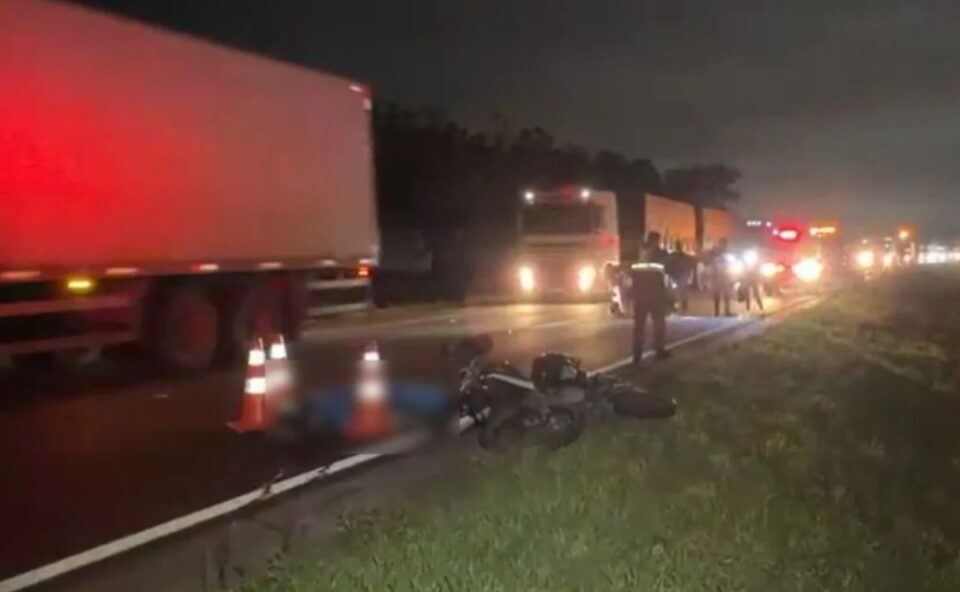 Motociclista morre e casal fica ferido em grave acidente na BR-116 Imagem referente a Motociclista morre e casal fica ferido em grave acidente na BR-116