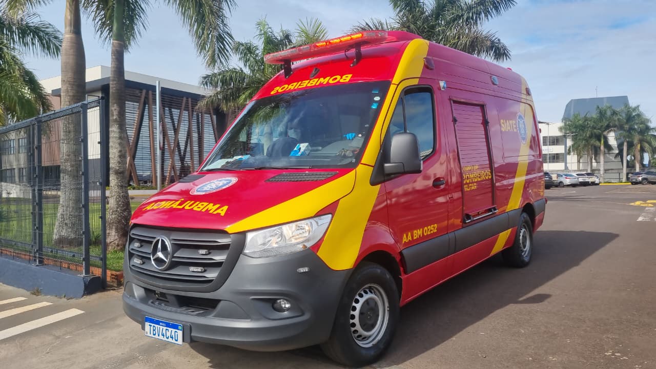 Bombeiros atendem vítima de acidente dentro da Univel
