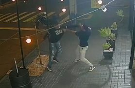 Vídeo sem cortes mostra golpe no pescoço de homem durante briga no bairro Floresta, em Cascavel