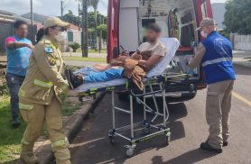 Batida traseira entre Logan e motocicleta deixa jovem ferido em Cascavel