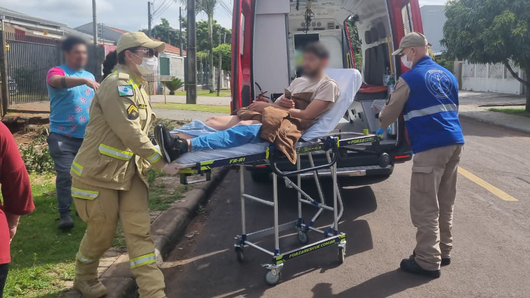Batida traseira entre Logan e motocicleta deixa jovem ferido em Cascavel
