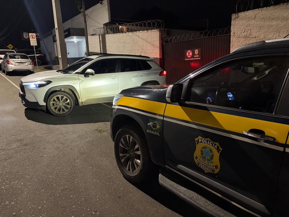 Imagem referente a PRF recupera carro roubado e detém casal na BR-116 em Campina Grande do Sul
