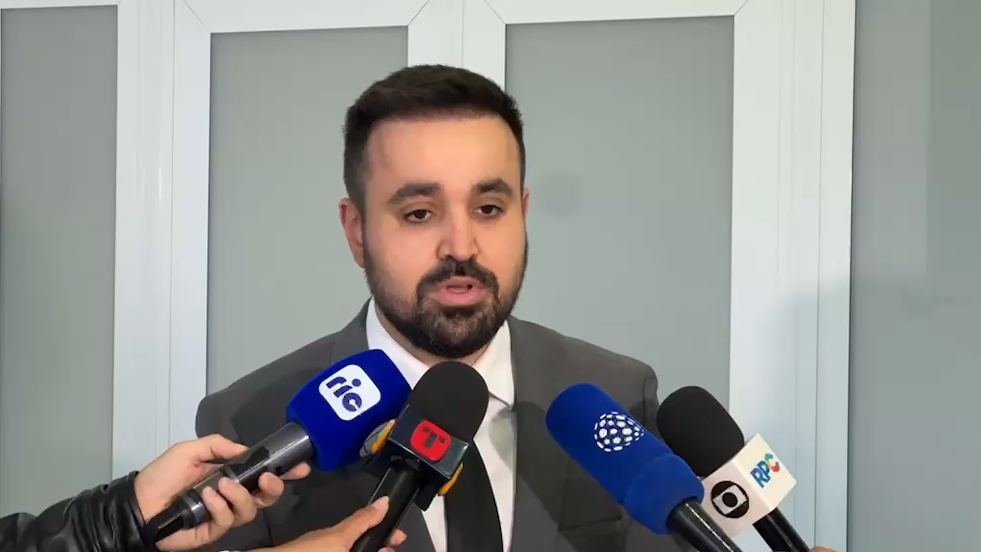 Gaeco cumpre mandados em Cascavel em investigação sobre facção que trocava drogas por assinaturas