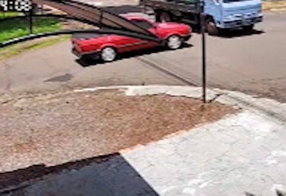 Câmera flagra acidente entre carro e caminhão na Rua Nereu Ramos