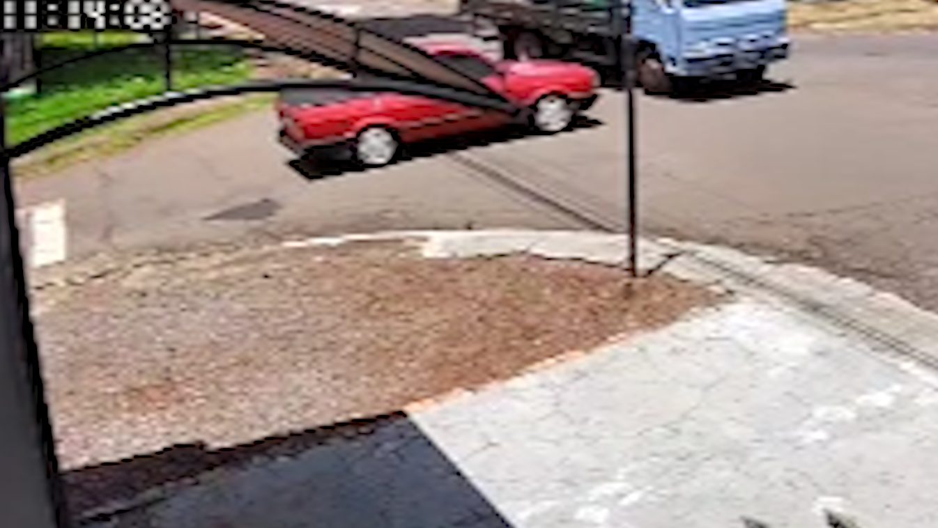 Câmera flagra acidente entre carro e caminhão na Rua Nereu Ramos