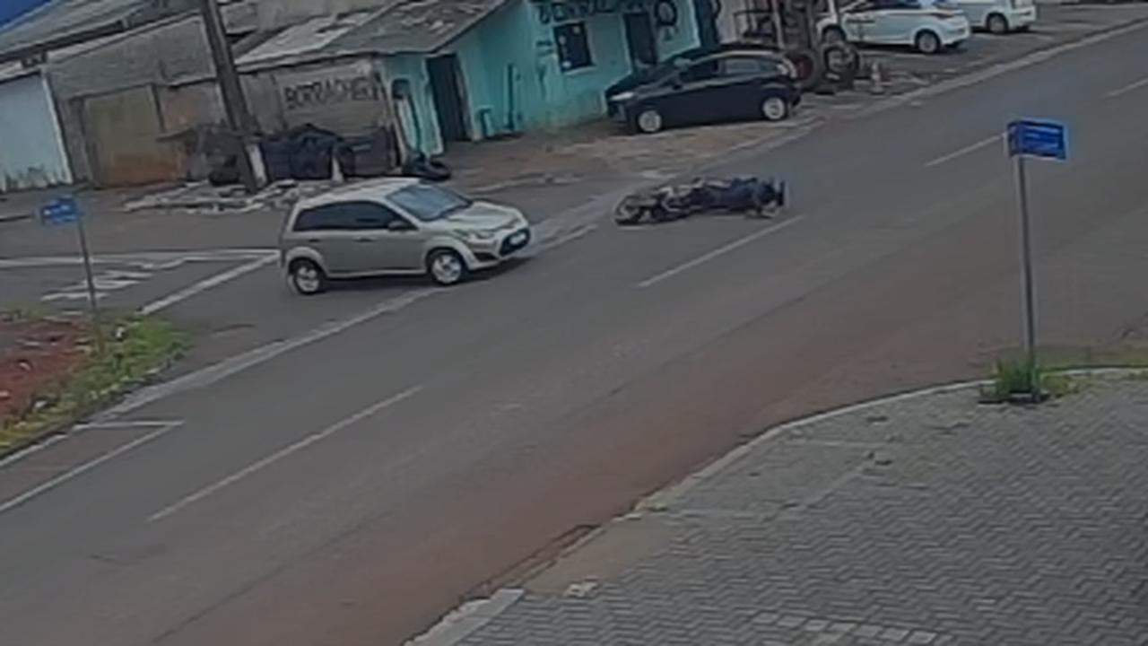 Câmera flagra acidente que deixou motociclista ferido na Rua Rio da Paz