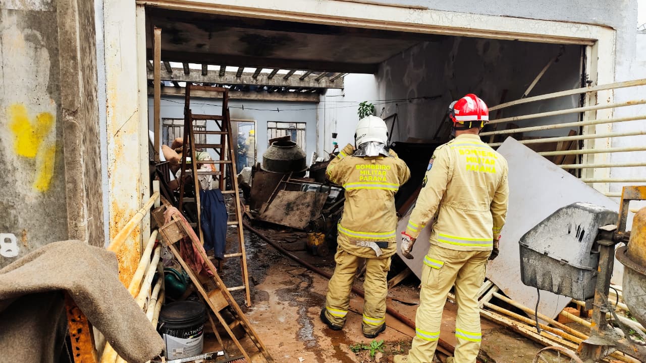 Casa fica destruída após ser atingida por incêndio no Residencial Santa Fé, no Brasmadeira