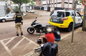 Colisão entre moto e Toro deixa vítima ferida no Centro de Cascavel Colisão entre moto e Toro deixa vítima ferida no Centro de Cascavel