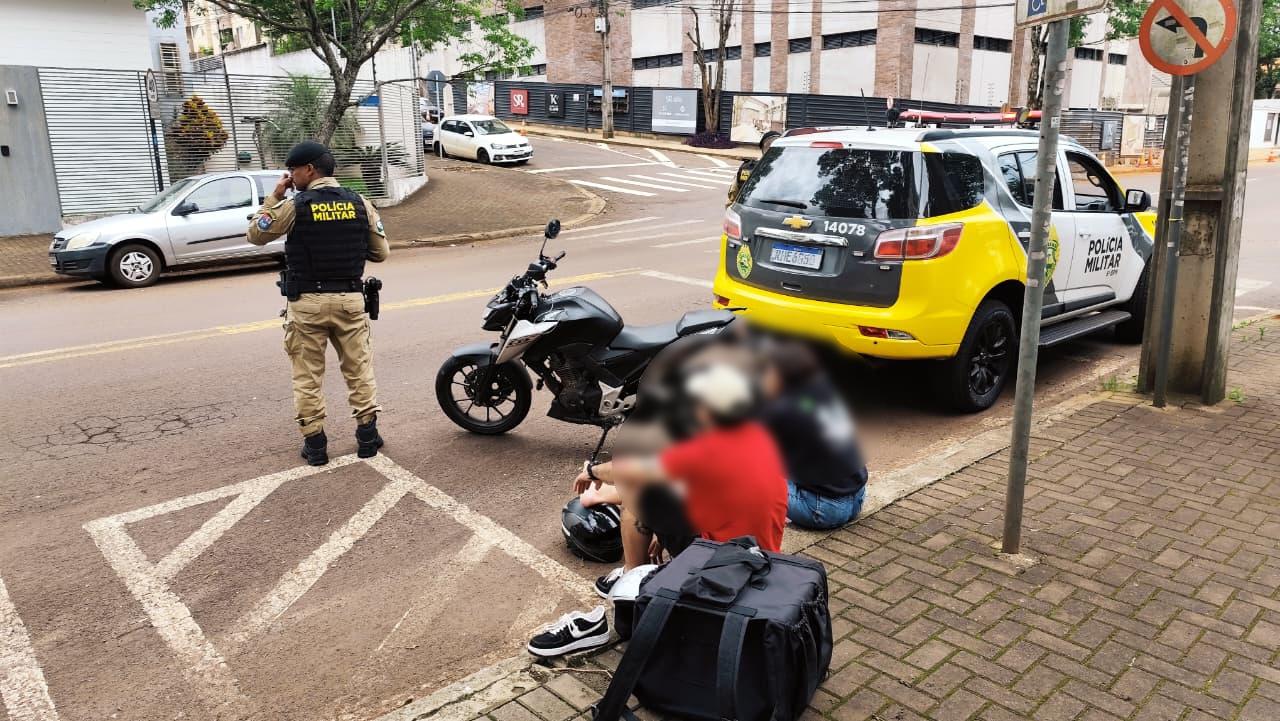 Colisão entre moto e Toro deixa vítima ferida no Centro de Cascavel