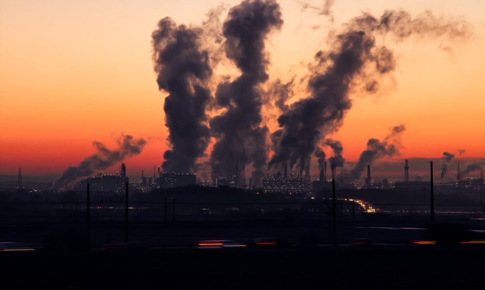 Super-ricos geram mais poluição e lucram com desastres climáticos Imagem referente a Super-ricos geram mais poluição e lucram com desastres climáticos