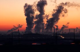 Super-ricos geram mais poluição e lucram com desastres climáticos Super-ricos geram mais poluição e lucram com desastres climáticos