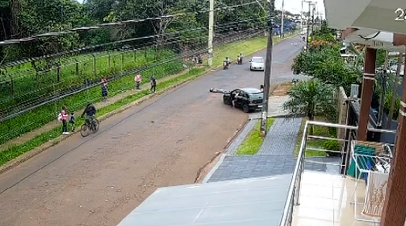 Câmera flagra batida entre moto e Fiat Uno na Avenida Corbélia