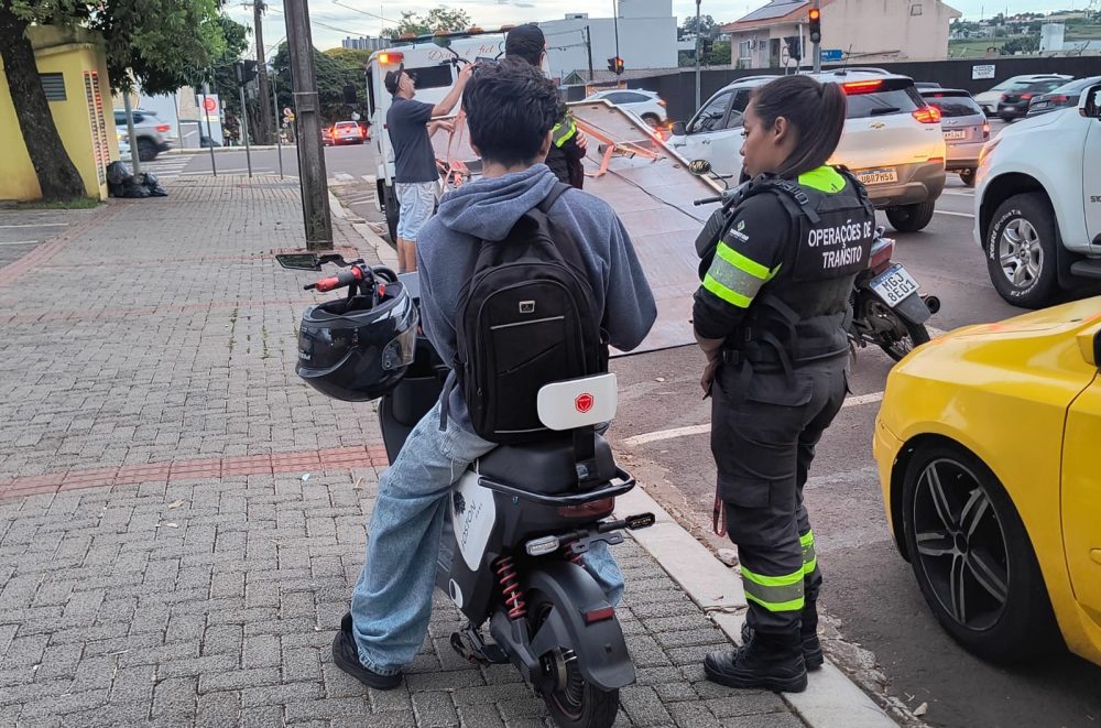 Operação da Transitar em Cascavel recolhe veículos em frente a escola Imagem referente a Operação da Transitar em Cascavel recolhe veículos em frente a escola