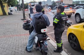Operação da Transitar em Cascavel recolhe veículos em frente a escola