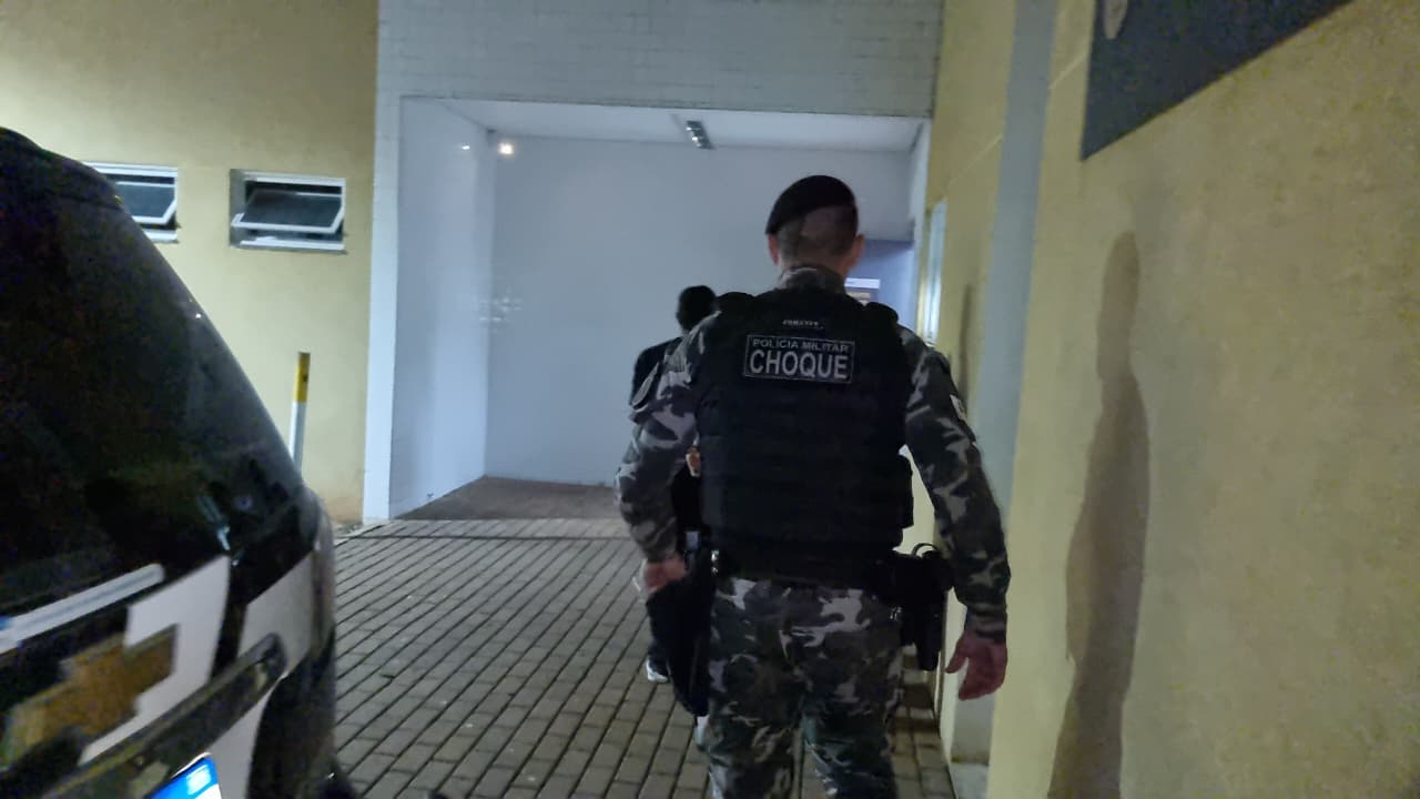 Choque cumpre mandado e prende homem por tráfico de drogas no Bairro Floresta em Cascavel