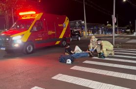 Colisão entre carro e moto deixa dois homens feridos na Avenida Brasil