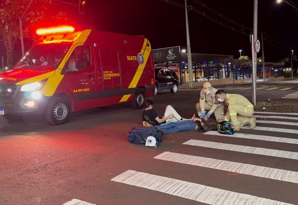 Colisão entre carro e moto deixa dois homens feridos na Avenida Brasil