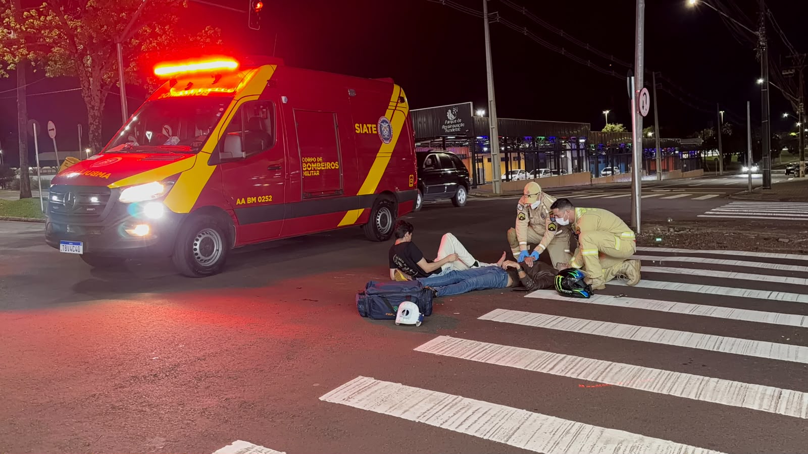 Colisão entre carro e moto deixa dois homens feridos na Avenida Brasil