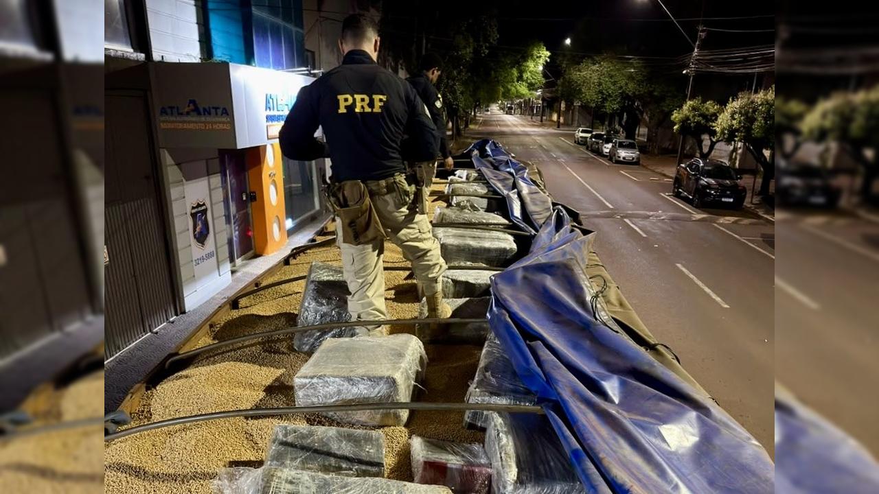 PRF apreende 1,7 tonelada de maconha escondida em carga de soja na BR-277, em Cascavel