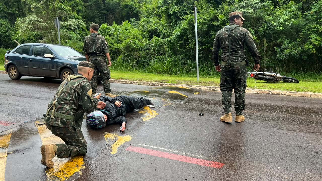Motociclista fica ferida após queda em quebra-molas na Rua Bom Jesus, em Cascavel