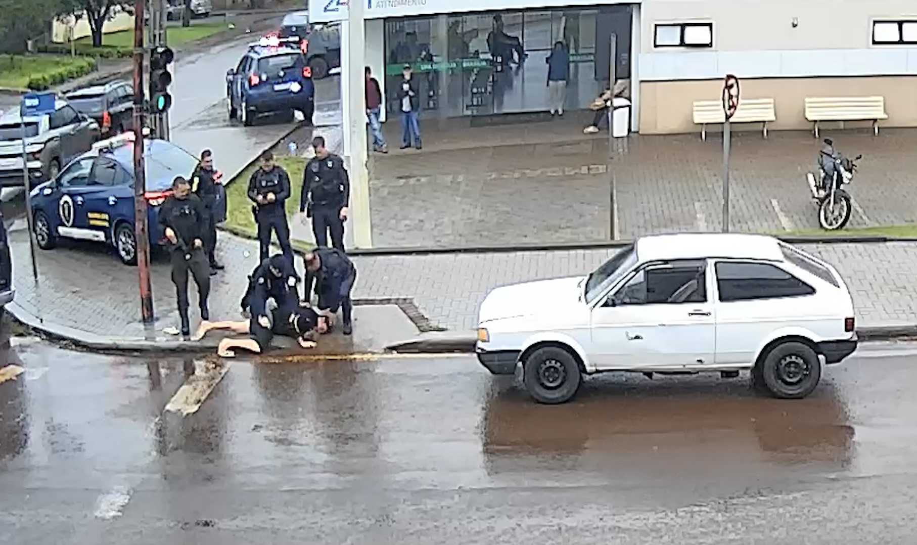 Câmera flagra acidente com Gol e prisão de motorista embriagado em Cascavel