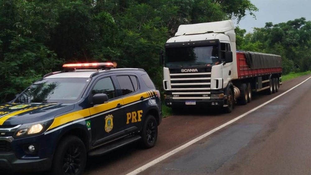Imagem referente a PRF apreende caminhão carregado com cigarros contrabandeados do Paraguai em Corbélia