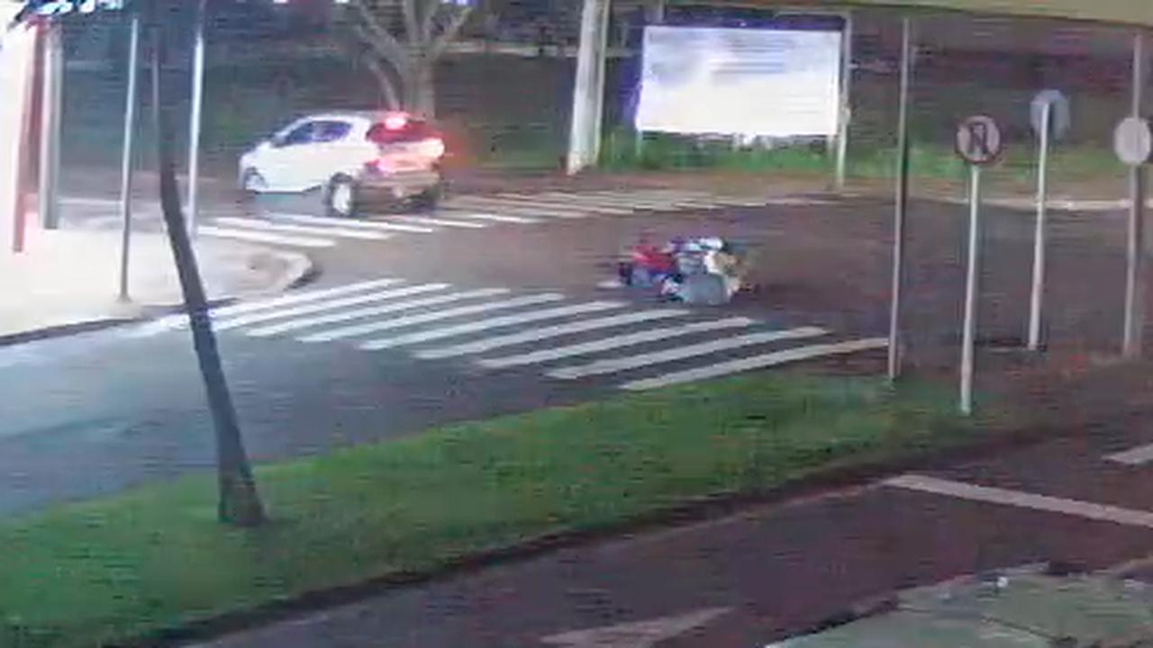 Câmera registra acidente que deixou dois homens feridos na Avenida Brasil