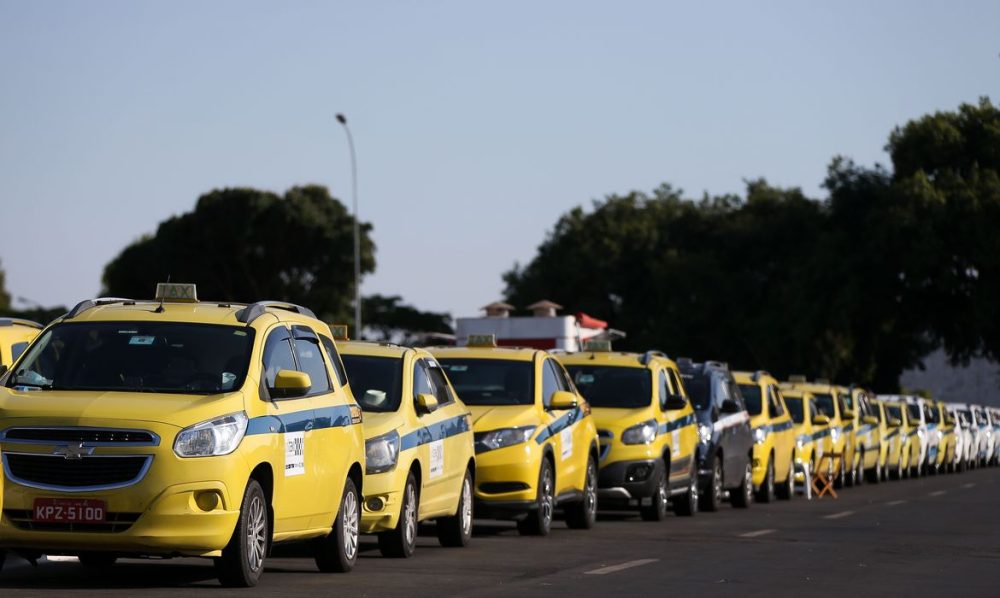 Imagem referente a Governo autoriza contrato de R$ 30 bi para motoristas de aplicativos