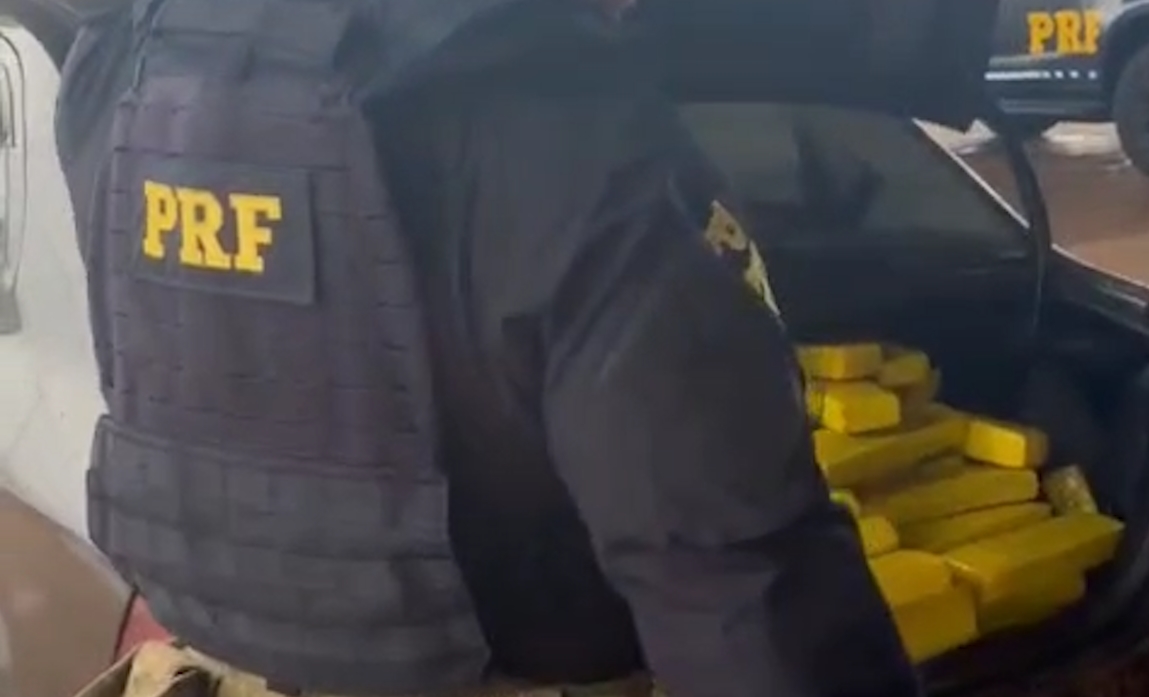 PRF e DENARC apreendem 550 kg de maconha após perseguição na BR-277 em Cascavel