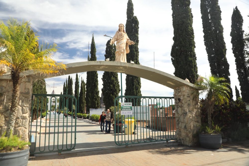 Dia de Finados terá programação religiosa nos quatro cemitérios de Cascavel Imagem referente a Dia de Finados terá programação religiosa nos quatro cemitérios de Cascavel