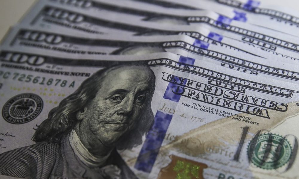 Imagem referente a Dólar sobe 0,76% e fecha a R$ 5,39 em dia de cautela