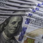 Imagem relativa a Dólar sobe 0,76% e fecha a R$ 5,39 em dia de cautela