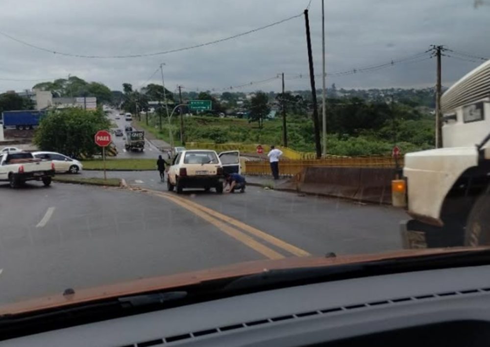 Imagem referente a Acidente com três carros deixa trânsito lento próximo ao viaduto da Rua Olindo Periolo
