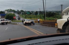 Acidente com três carros deixa trânsito lento próximo ao viaduto da Rua Olindo Periolo