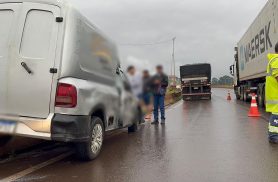 Saveiro é prensada contra mureta em acidente no Trevo Cataratas