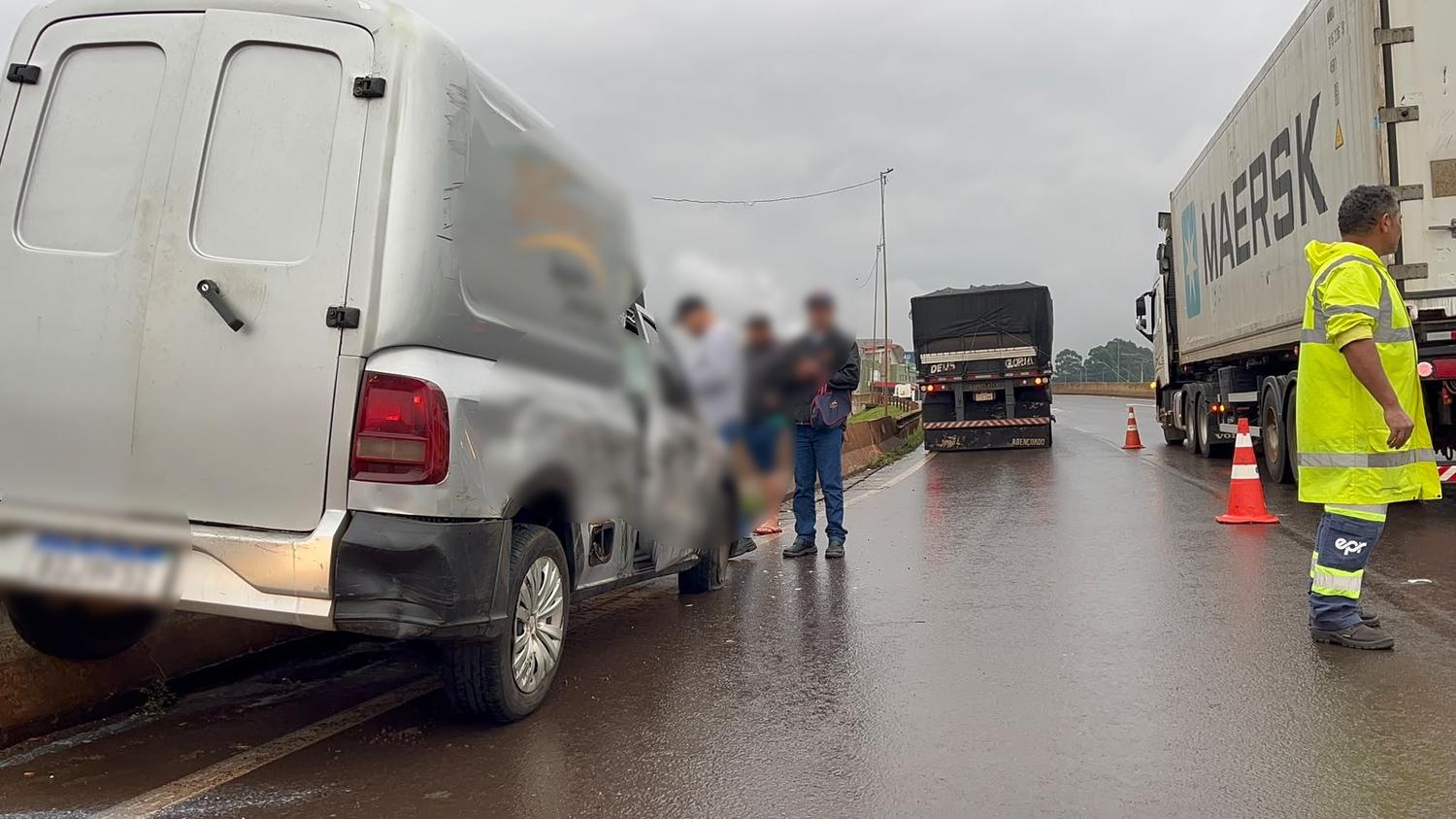 Saveiro é prensada contra mureta em acidente no Trevo Cataratas