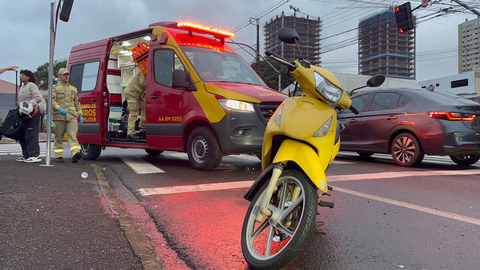 Acidente em Cascavel deixa motociclista ferida após susto no trânsito